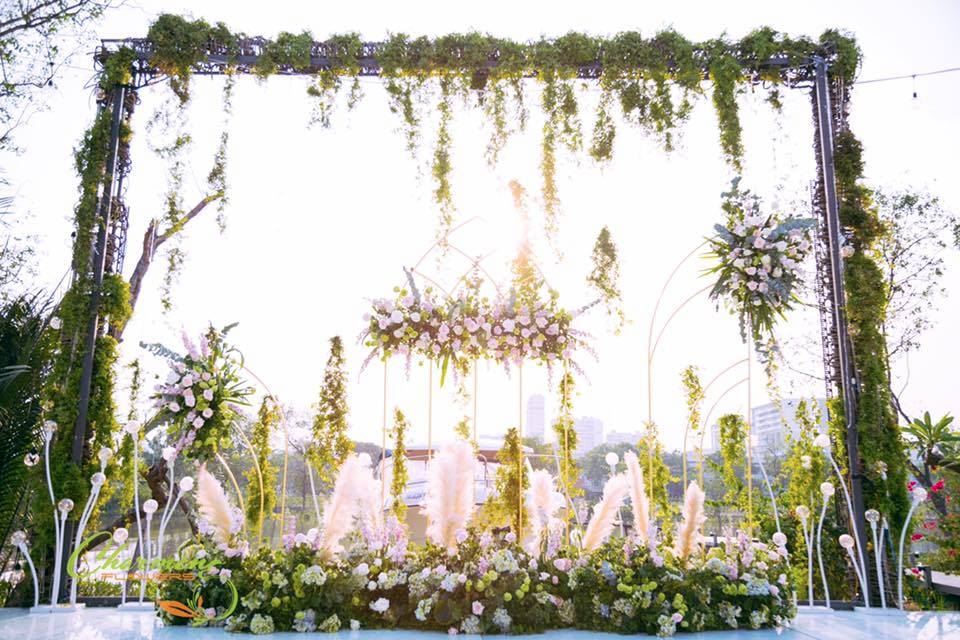 Trang trí đám cưới bằng hoa tươi sang trọng mà lãng mạn 15